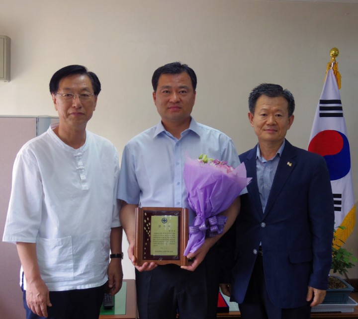 대전시의회 송대윤 교육위원장, 진잠중학교에서 감사패 수상