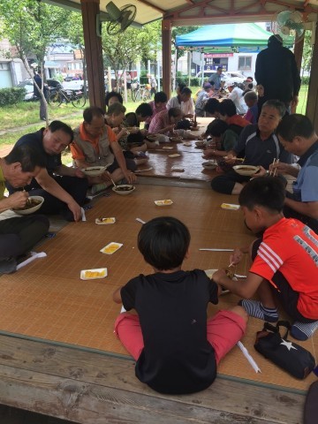 “오늘은 짜장데이, 사랑의 짜장면 맛있게 드세요!!”