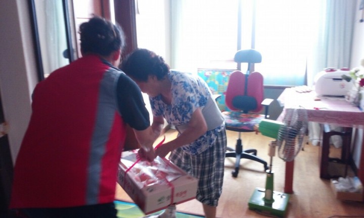 상패동 어르신께 전달해드리는“사랑의 과일선물”