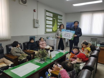 영주 도담어린이집 원생 이웃돕기 쌀 기부체험’ 휴천2동주민센터 방문 
