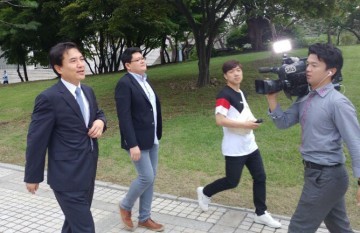 서울고법 형사7부 심리로 열린 항소심 첫공판에 의원직 상실위기 '허위사실 공표' 김진태 미소 의미?