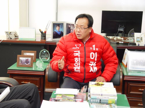 안민석 의원 현재 12년간 중앙대 체육학과 교수  겸직 관련 사퇴촉구