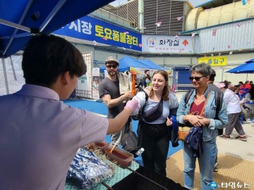 [포토뉴스] 안동 구시장 토요 풍물시장‘..먹거리부스, 할매장터, 문화공연 열려
