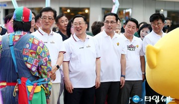 “축제 한복판에서 웃음꽃”…이장우 대전시장, 삐에로와 유쾌한 대화