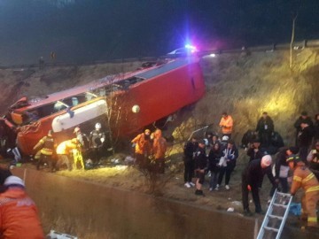 관광버스 중앙고속도로 상행선 빗길에 미끌어져 전복 