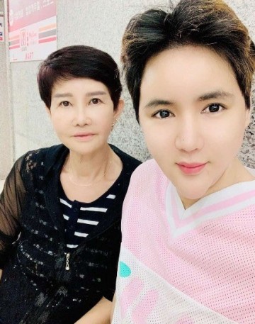 가수 신성훈 ‘母갑상선 암투병 고백’’어머니와 다정한  사진 공개