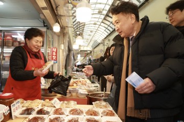 김영환 지사, 설 앞두고 전통시장 찾아 민생 현장 점검