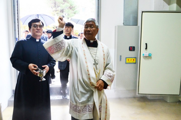 천주교 대전교구 산성동성당, ‘이동형푸드마켓’ 전용 냉동·냉장 저장고 및 하늘곳간 축복식