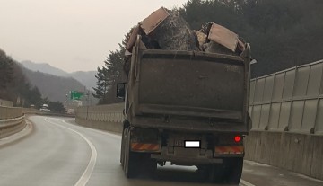 과적으로 보이는 덤프트럭 도로위의 무법자 위험한 질주