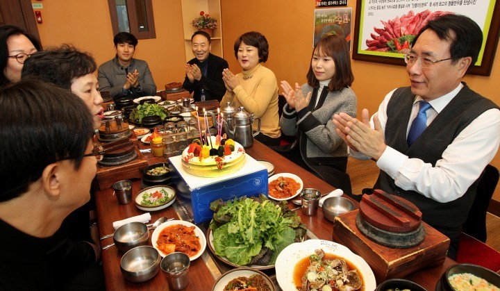 한현택 동구청장, 생일맞은 직원들과 축하 오찬