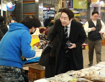 세종시의회, 설맞이 전통시장 장보기 행사…지역 상권 활성화 나서