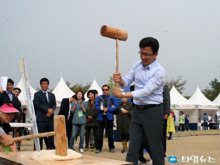 떡메치는 허태정 유성구청장과 노승연 유성구의회 의장