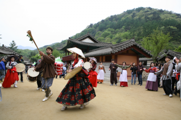 [포토뉴스] 문경찻사발축제 등금장수 퍼레이드