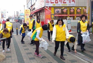 광명신천지 자원봉사단, 환경정화 운동 “깨끗한 거리 보며 웃으세요”