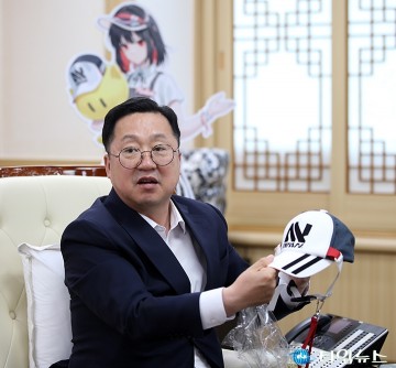 이터널 리턴 굿즈 살펴보는 이장우 대전시장