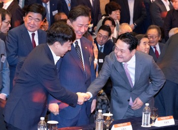 장동혁 ‘주황색 넥타이’ 러브콜… 이준석과 금주 회동 추진
