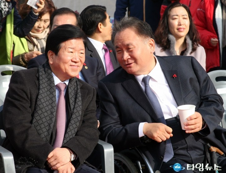 대화하는 박병석 의원과 이상민 의원