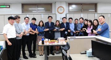 충남대 오덕성 총장, 간식 먹고 힘내세요!