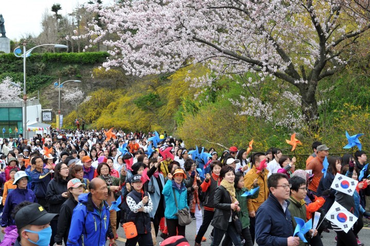 2015 꽃피는 유달산 축제‘성황리에 진행중’