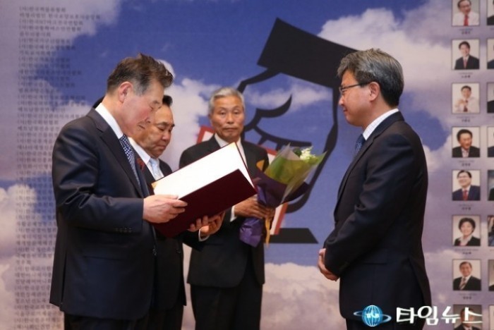 화성시 채인석 시장, ‘유권자시민행동’ 수여 ‘2015 유권자 대상’ 수상	