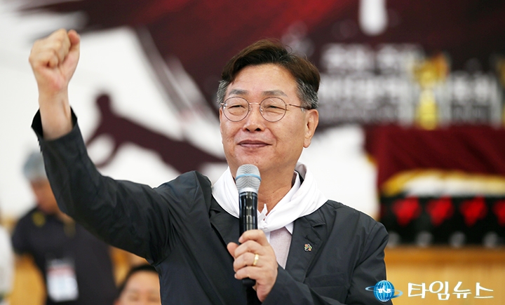 ‘제1회 대전체육인 대화합한마당 체육대회’에 덕담하는 김제선 중구청장