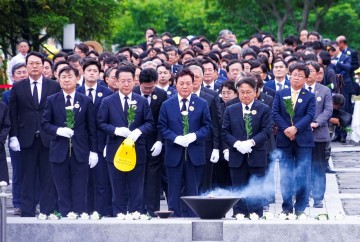 강기정 광주시장, 노무현 대통령 16주기 추도식 참석 