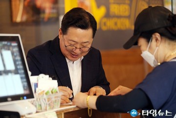 이장우 대전시장, 중리시장 치킨가게서 사인 남겨 눈길