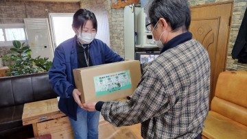 위생업소에 방역물품 꾸러미 배부