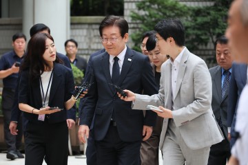 이재명 '재판 이문세 노래 같아' vs "검찰, 도라에몽 물건 꺼내듯"
