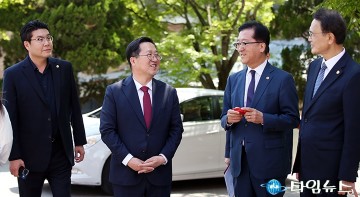 대화 나누는 이장우 대전시장