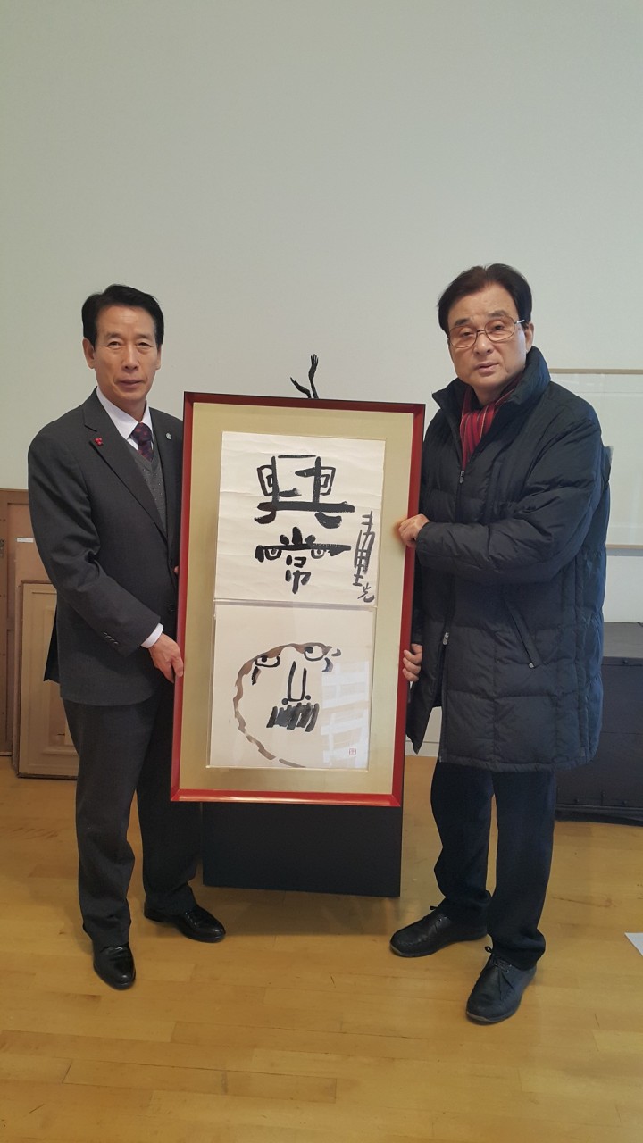 신옥진 대표, 칠곡군 구상문학관에 소장품 기증