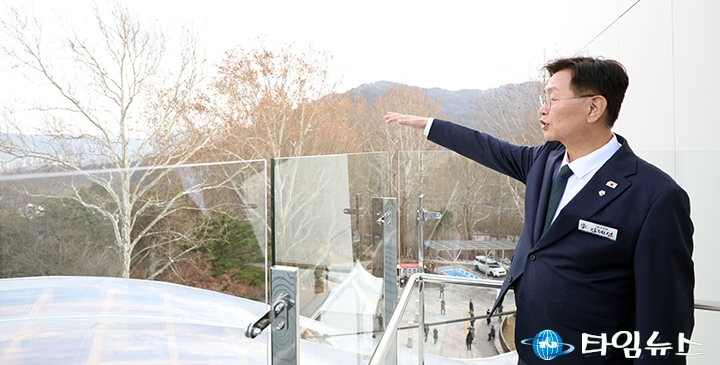 보문산 큰나무 전망대 둘러보는 김제선 중구청장