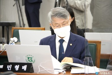 [2022년 국감] 국감 자료를 살피고 있는 민형배 의원