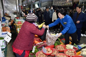 광주시의회, 설 맞이 전통시장 장보기 행사 가져