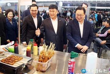 ‘동구夜놀자 야시장’ 둘러보는 이장우 대전시장