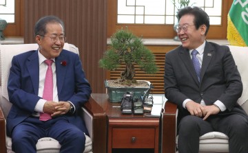  이재명, 홍준표 대구시청서 만나 '뼈 있는말..."대통령실 대부분 정치 몰라"