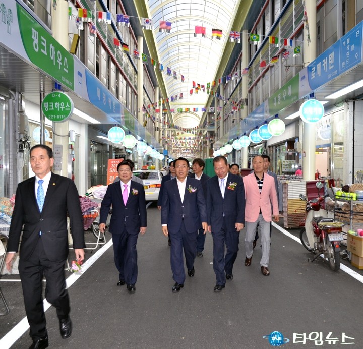 권선택 대전시장과 한현택 동구청장, 천장이 좋네!