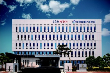 법원, 수갑차고 포승된 피의자 호송차량에서 하차 중 부상 "국가는 위자료 지급하라” 판결