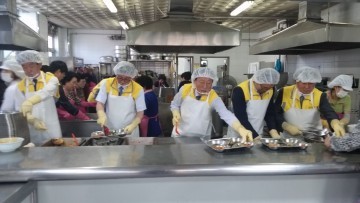 대전 중구의회, 대전시 노인복지관에서 배식 봉사활동 펼쳐