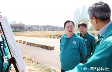 하천 준설 현장 점검하는 이장우 대전시장