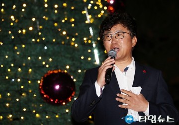성탄 트리 점등식에서 인사말 하는 최충규 대덕구청장