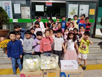 고사리손으로 우유팩을 모았어요