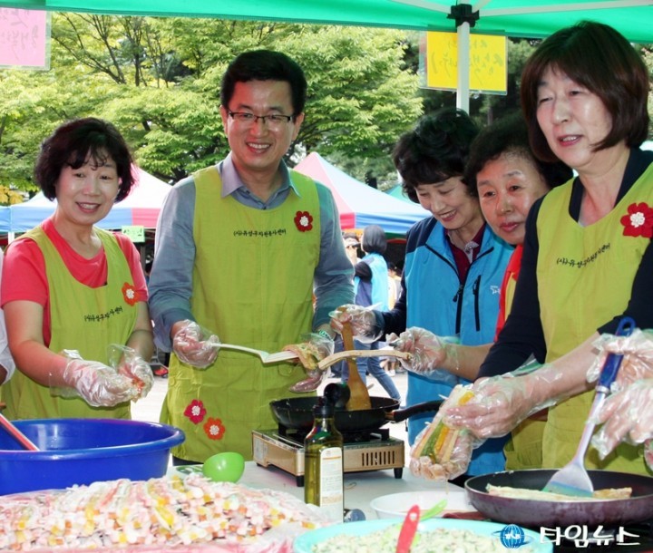 허태정 유성구청장, 맛있는 사랑의 삼색전 부치기