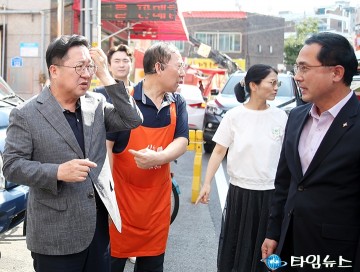 대화 나누는 이장우 대전시장과 박희조 동구청장