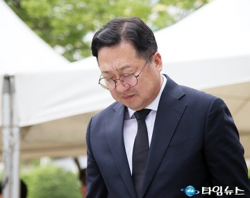 호국영웅비에 묵념하는 이장우 대전시장
