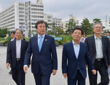 도종환 문체부장관, 28일 옛 전남도청 방문