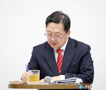 메모하는 이장우 대전시장