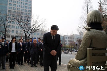 권선택 대전시장, 평화의 소녀상 참배