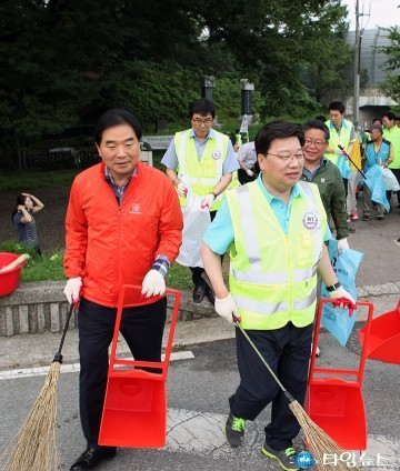 권선택 시장·박수범 구청장, 청소 시작!