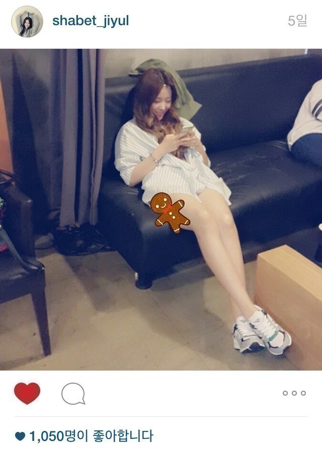 ‘달샤벳’ 지율, 셔츠 하나만 걸친 아찔한 하의실종 패션 ‘내 다리를 봐’